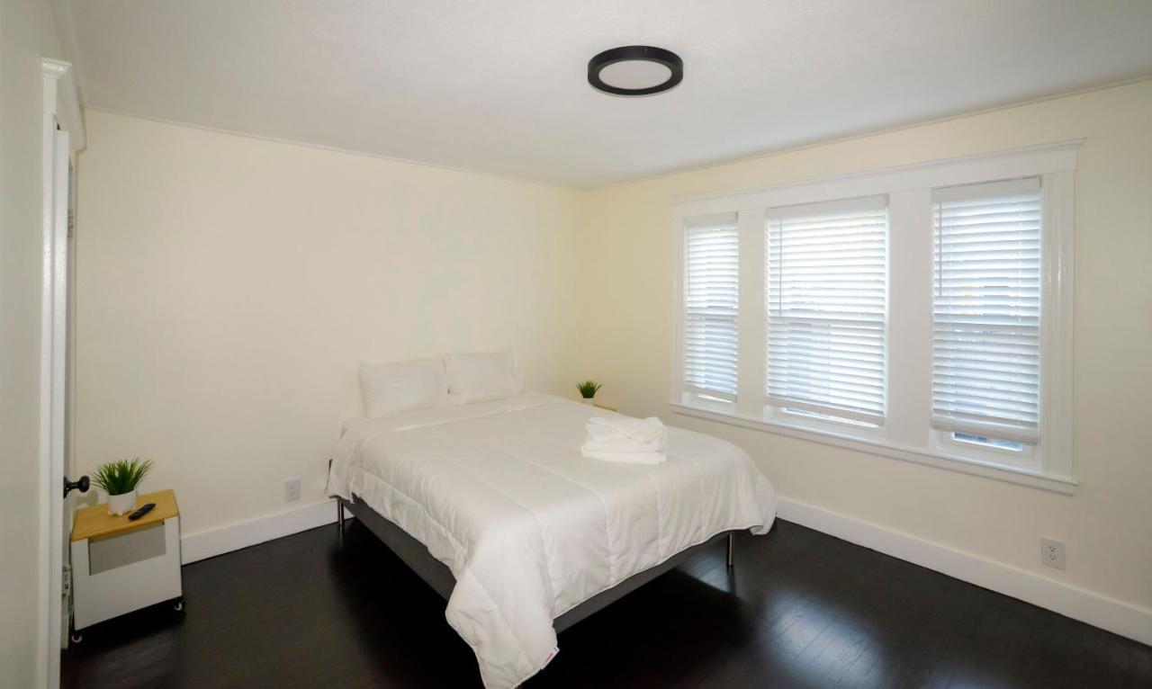 Modern Two Bedroom Condo - Boston Stoneham Ngoại thất bức ảnh